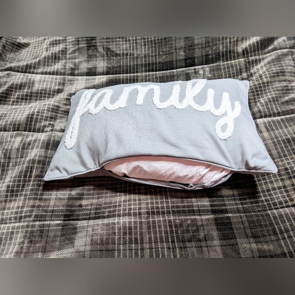 Home Decorating Family feather pillow with case grey with white looped yarn - Picture 4 of 5